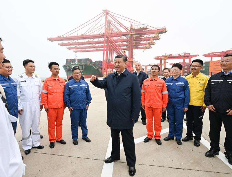 ??5月22日至24日,中共中央总书记、国家主席、中央军委主席习近平在山东考察。这是22日下午,习近平在日照港亲切慰问港口科技工作者、运营人员、航运人员。