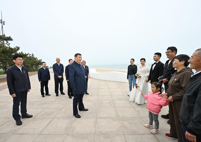 5月22日至24日,中共中央总书记、国家主席、中央军委主席习近平在山东考察。这是22日下午,习近平在日照市阳光海岸绿道同市民亲切交流。